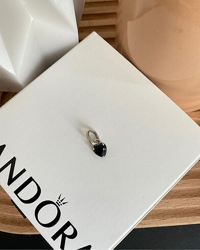 Beden Pandora Me Siyah Kalp Charm