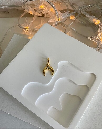 Pandora Pandora ME Hilal Ay Mini Sallantılı Charm