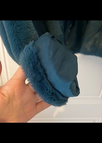 Mavi Kürk Detaylı Kısa Kadın Mont - Görsel 3