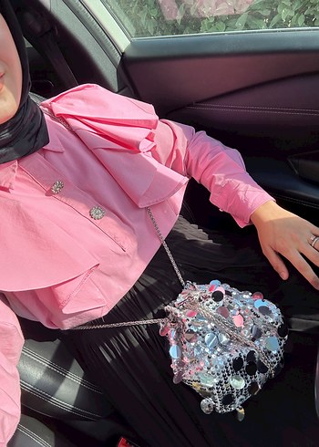 Pembe fırfırlı gömlek