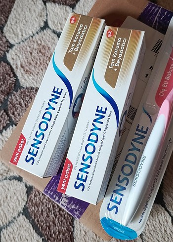 Sensodyne Tam Koruma Beyazlatıcı Diş Macunu ve Diş Fırçası