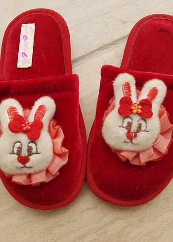 Kız Çocukları İçin Kırmızı Nakışlı Sıcak Terlik - Görsel 4