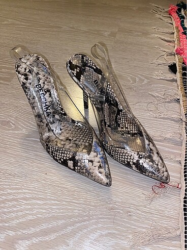 Bershka yılan derisi desenli stiletto