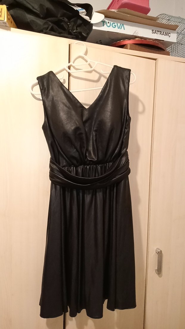 Siyah Deri Görünümlü kısa V Yakalı Elbise - Görsel 3