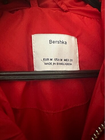 m Beden kırmızı Renk Bershka mont