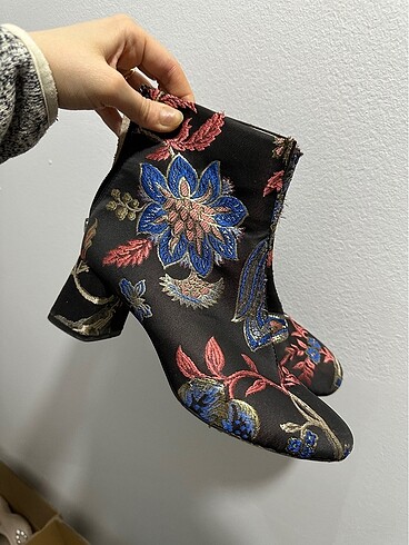 Zara Zara çiçekli topuklu bot
