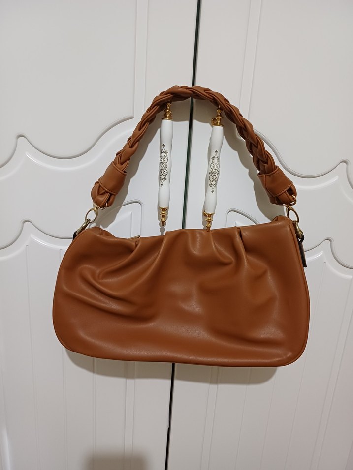 Zincir Detaylı Parlak Kahverengi Deri Çanta - Görsel 2