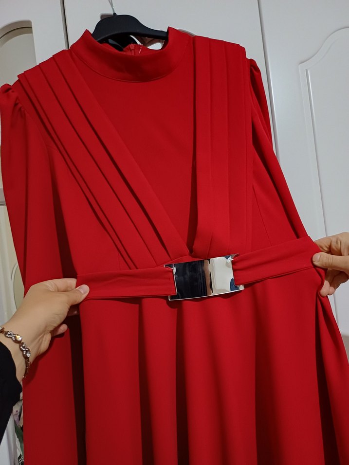 Kemer Detaylı Kırmızı Uzun Elbise - Görsel 4