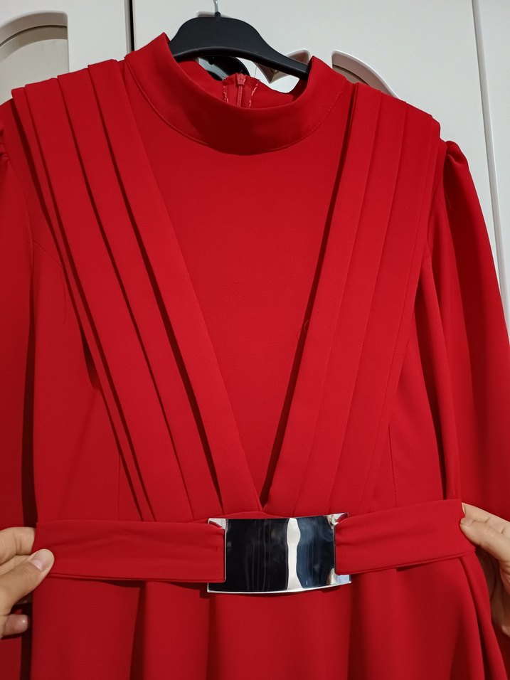 Kemer Detaylı Kırmızı Uzun Elbise - Görsel 2