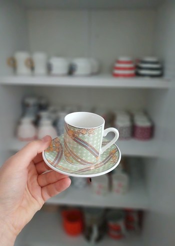 Pastel Desenli Beyaz Fincan ve Tabağı - Görsel 2