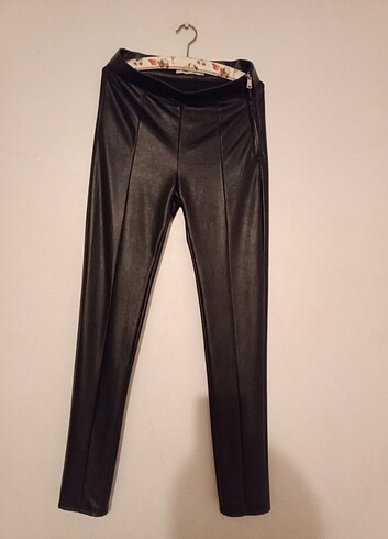 Pull and Bear Pantolon pull&bear hafif acılma var