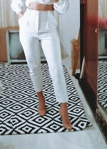 Beyaz kumaş likralı iç göstermeyen pantolon