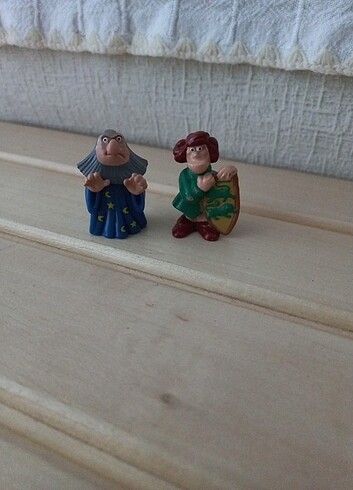 Kinder Eglenceli Şato Figurler