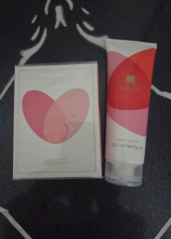 Kadın Parfümü ve Vücut Losyonu Seti - Görsel 2