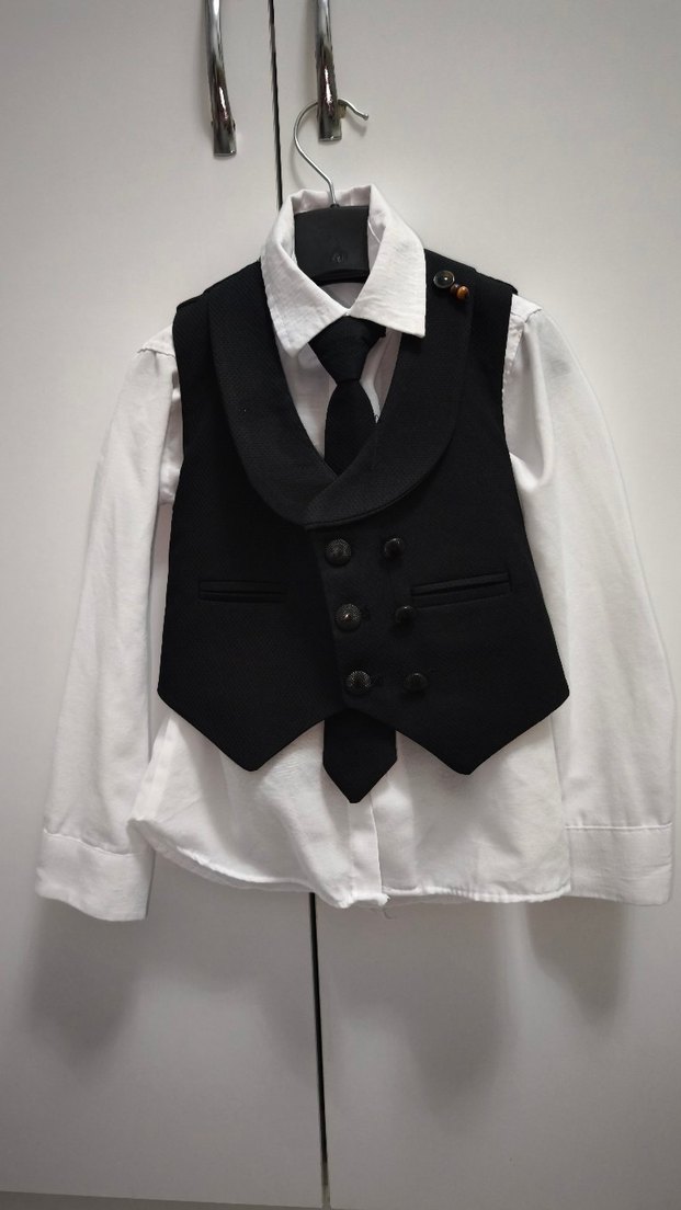 Çocuklar için Beyaz Gömlek ve Siyah Yelek Takım - Görsel 2