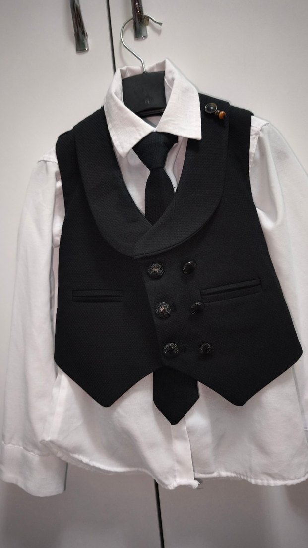 Çocuklar için Beyaz Gömlek ve Siyah Yelek Takım - Görsel 3