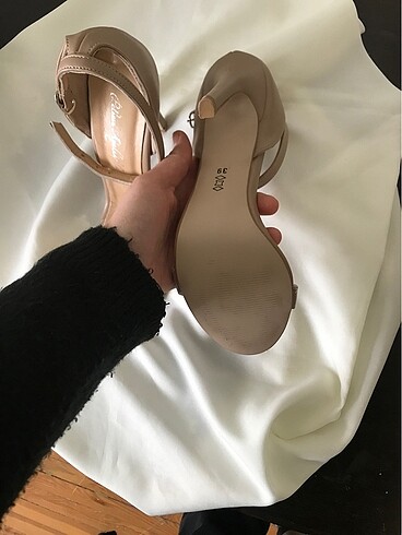 39 Beden Pelinin ayakkabıları nude renk tek bant topuklu