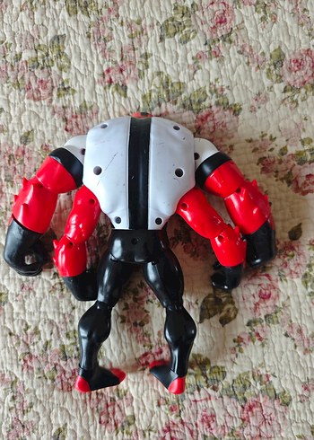 Kırmızı ve Siyah Aksiyon Figürü - Görsel 2