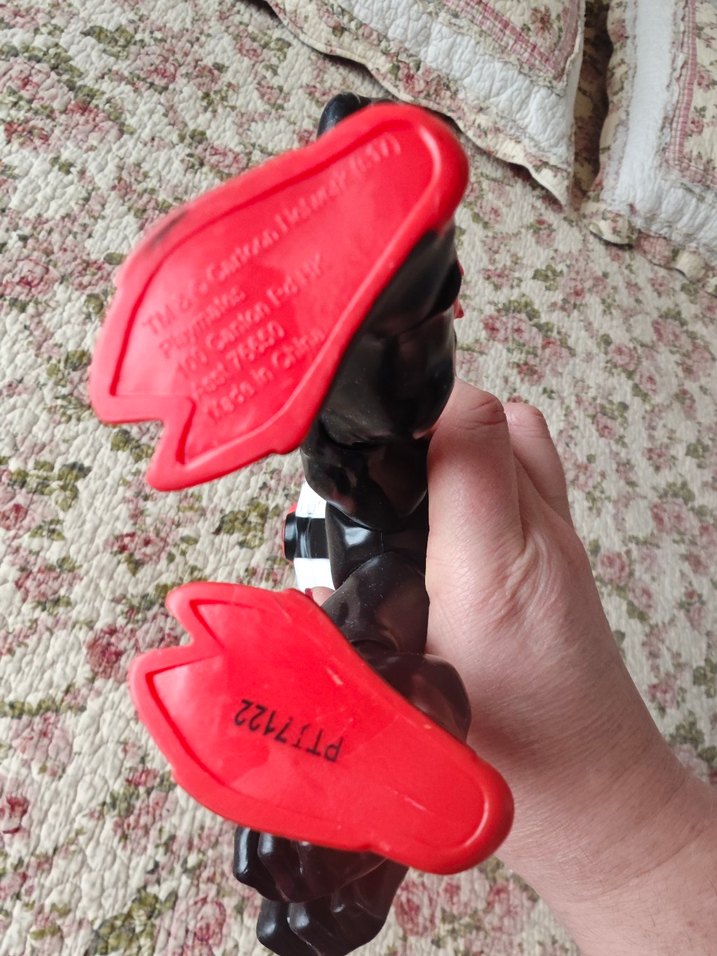 Kırmızı ve Siyah Aksiyon Figürü - Görsel 3