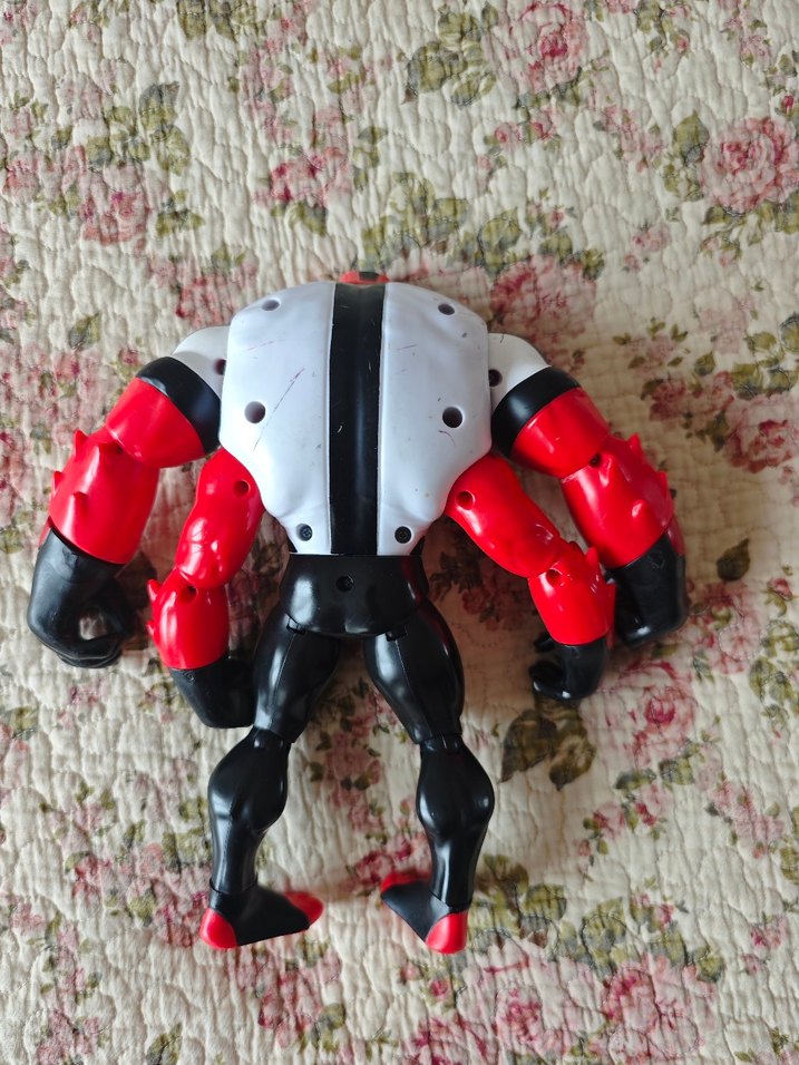 Kırmızı ve Siyah Aksiyon Figürü - Görsel 2