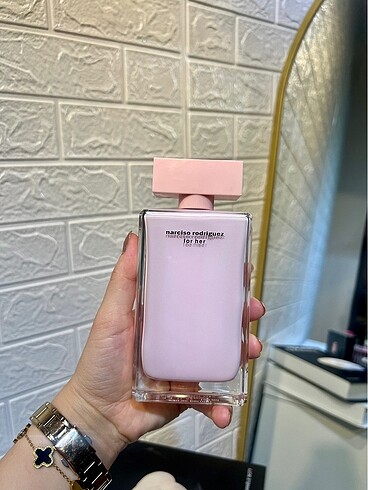 Narciso for her