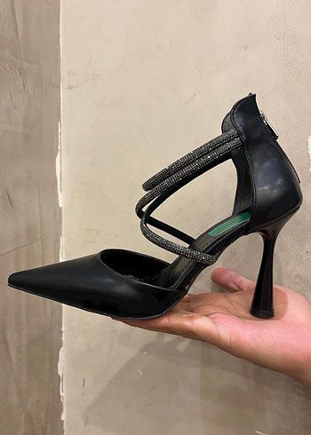 Siyah Stiletto Yılan Desenli Tokalı