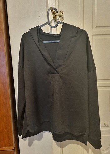 SİYAH KAPŞONLU SWEAT 