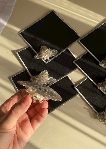 Siyah inci broşlu sunum peçetesi - Görsel 5