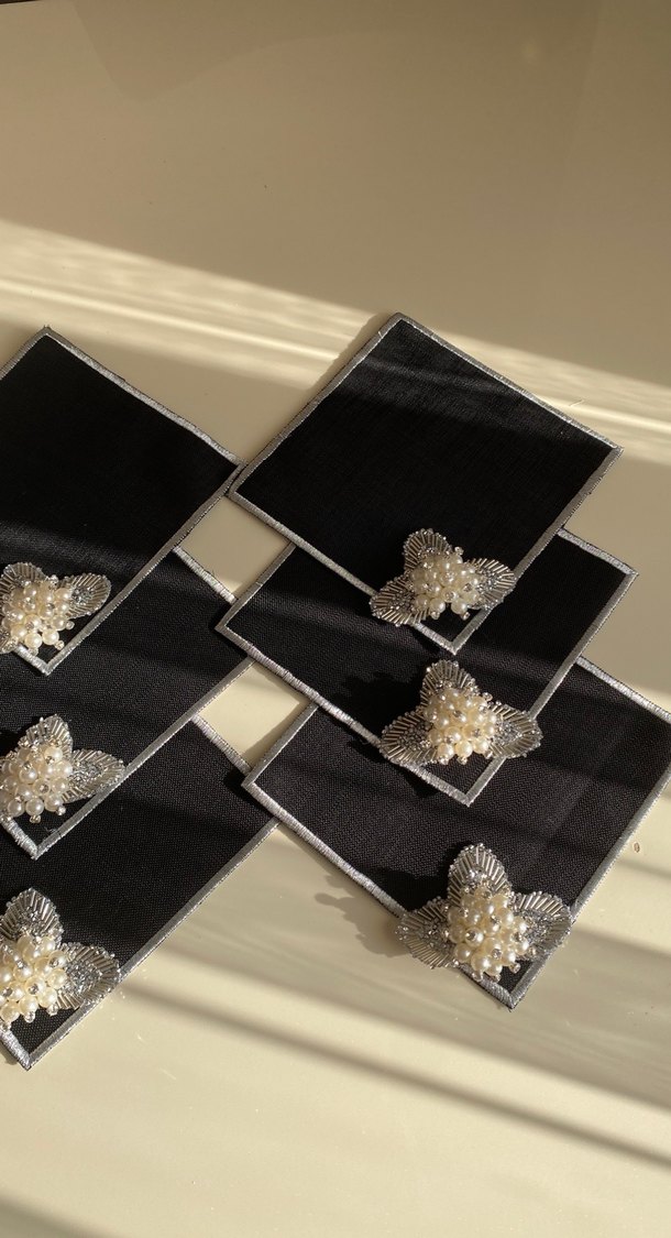 Siyah inci broşlu sunum peçetesi - Görsel 3