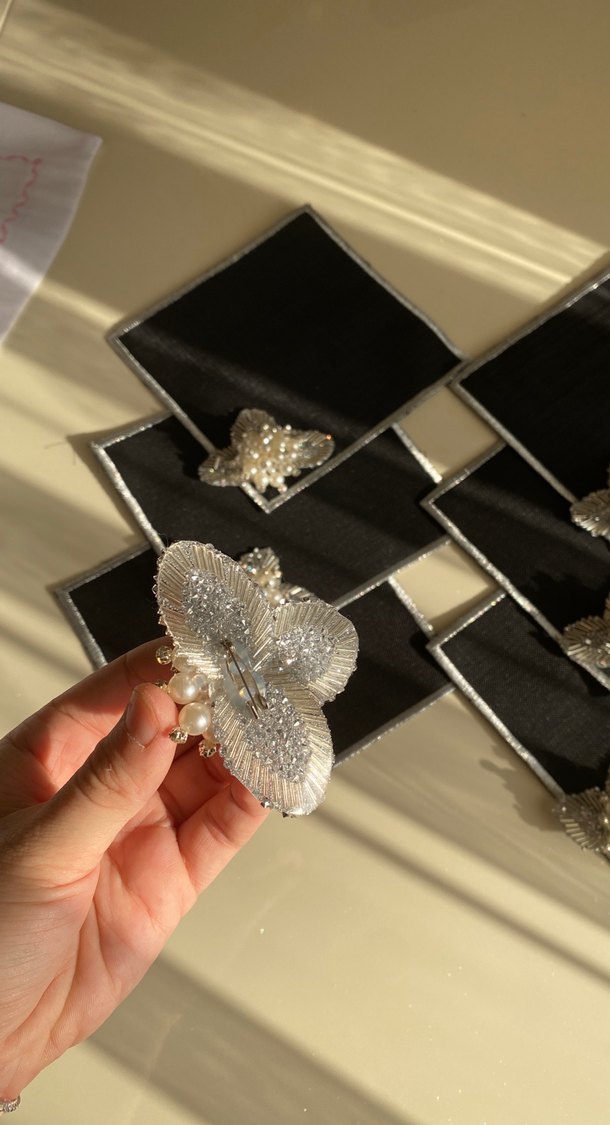 Siyah inci broşlu sunum peçetesi - Görsel 4