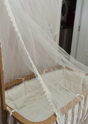Krem Dantelli Bebek Beşiği ve Tül Örtü