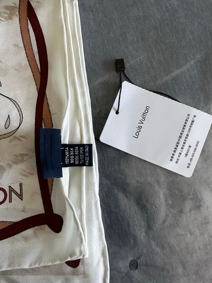 Louis Vuitton marka tivil ipek başörtü - Görsel 3