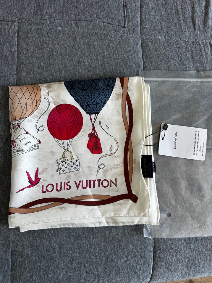 Louis Vuitton marka tivil ipek başörtü - Görsel 4