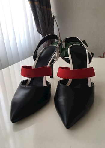 Kemer Detaylı Siyah Kırmızı Stiletto