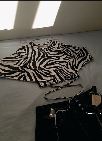 s Beden Bel dolamalı zebra desenli uzun kollu bluz