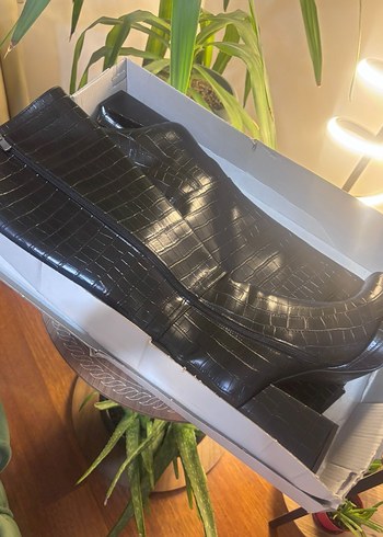 Siyah Parlak Yılan Desenli Deri Topuklu Çizme - Görsel 6