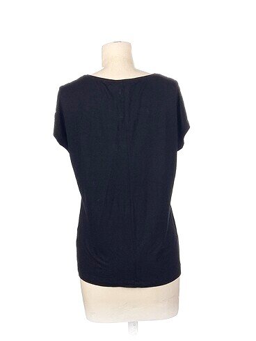 40 Beden PreLoved T-shirt %70 İndirimli.