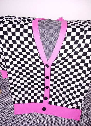 Siyah beyaz pembe yaka detaylı hırka
