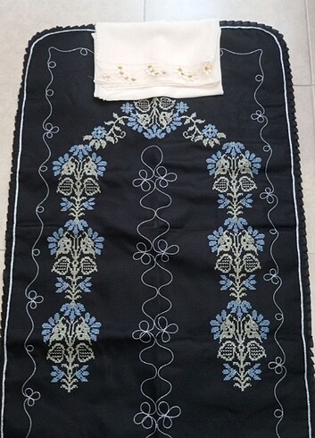 Namaz seccadesi ve iğne oyalı namaz baş örtüsü.