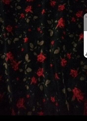 Kirmizi çiçekli kadife elbise