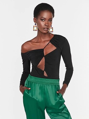 Etiketli bodysuit.