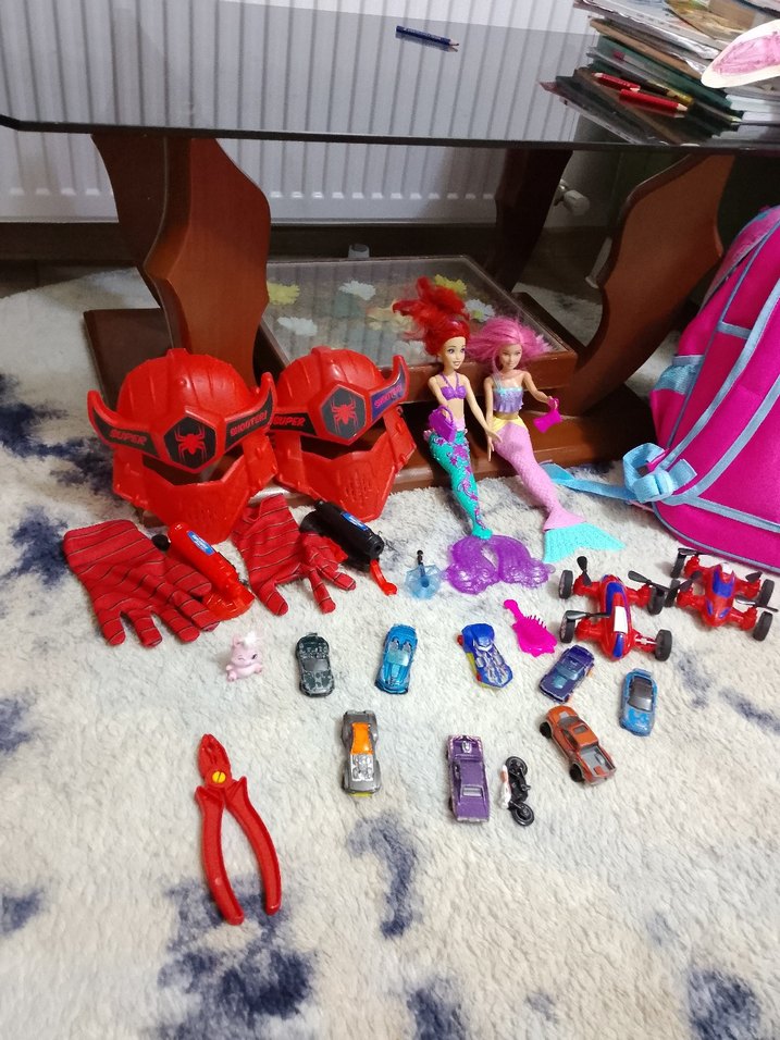 Renkli Oyuncak Seti: Maske, Bebek ve Araçlar - Görsel 2