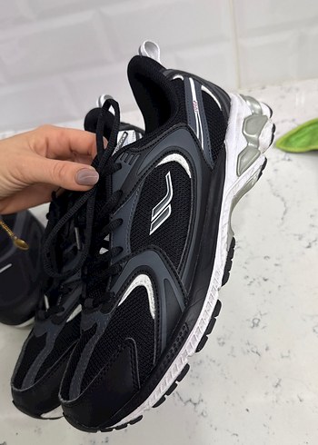 Siyah Yılan Desenli Bağcıklı Kadın Spor Ayakkabı - Görsel 2