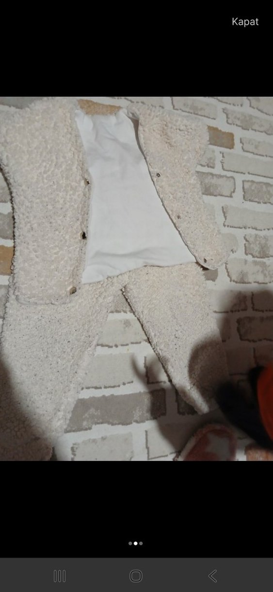 Beyaz Yün Düğmeli Kız Yeleği - Görsel 2