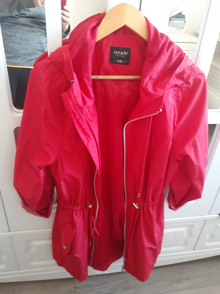 kadın Parlak Kırmızı Düğmeli Yağmurluk - Görsel 3