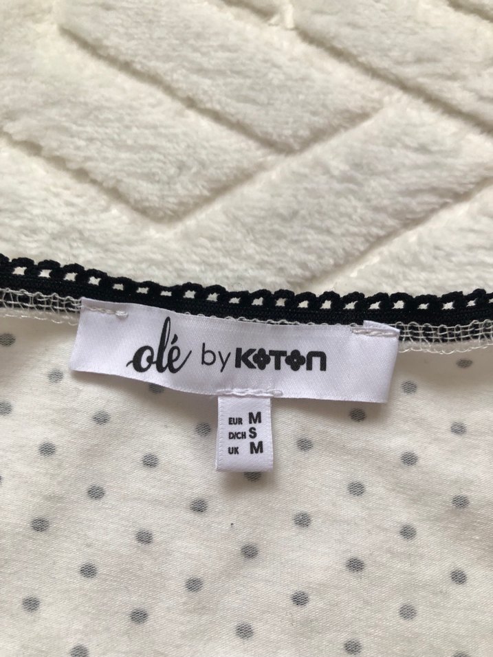 Kadın Beyaz Puantiyeli Dantelli Kolsuz Bluz - Görsel 2