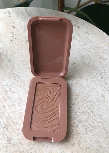 NYX NYX Buttermelt Bronzer Parlatıcı Kahverengi