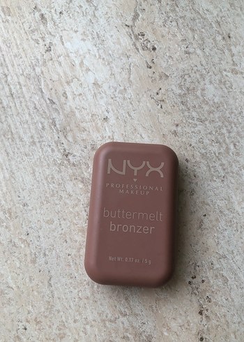 NYX Buttermelt Bronzer Parlatıcı Kahverengi