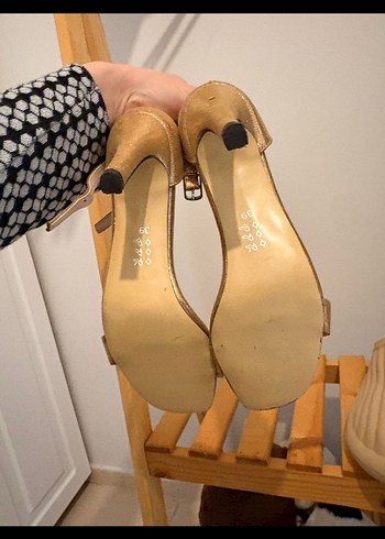 Gold topuklu ayakkabı - Görsel 3