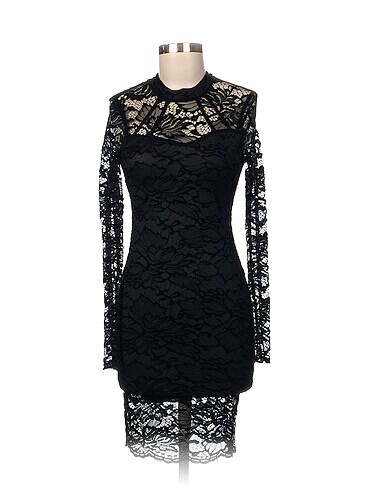 Guess Kısa Elbise %70 İndirimli.